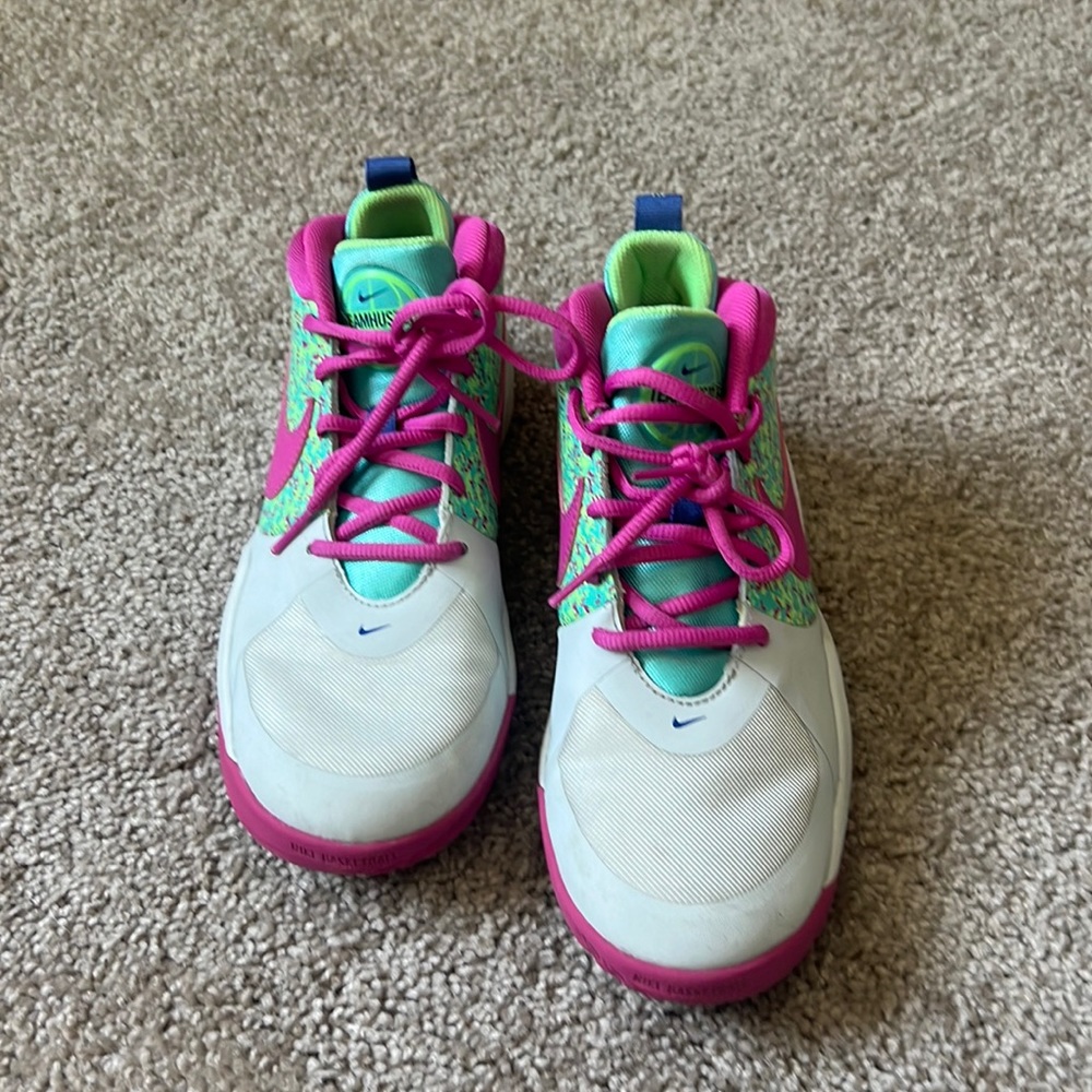 Nike girls Team Hustle basketball shoes size 5